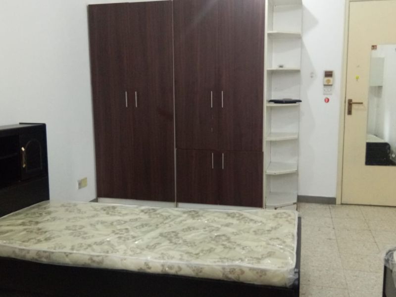 BEDSPACE AVAILABLE FOR 3 EXECUTIVE LADIES. VERY GOOD FLAT,  NO BUNK BEDS, KEEPING IN MIND THE RELAXATION IS VERY IMPORTANT, ITS NOT OVER CROWDED.